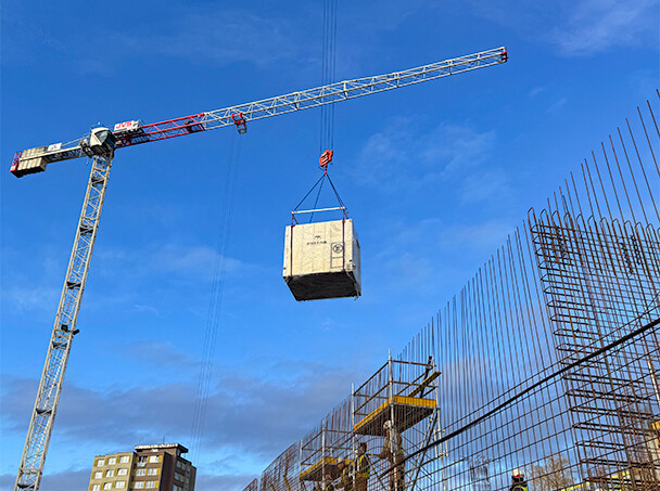 Probíhá instalace prefabrikovaných koupelnových modulů